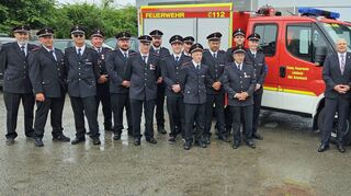 Bei der Abteilungswehr wurde das neue Fahrzeug übergeben und Feuerwehrangehörige geehrt.
