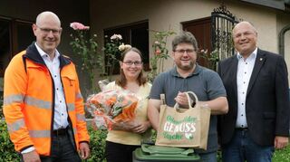 Die 30 000. Bioenergietonne wurde im Neckar-Odenwald-Kreis an die Familie Wallner in Limbach ausgeliefert. Es freuten sich (von links): KWiN-Vorstand Sebastian Damm, Familie Wallner und Limbachs Bürgermeister Thorsten Weber.