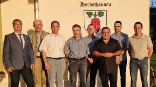 Klaus Wunderlich, der das Gremium verlässt, im Kreis des neuen Ortschaftsrates: Das Bild zeigt (von links) Wilfried Zeihsel, Klaus Wunderlich, Christian Wunderlich, Klaus Löblein, Dieter Scheppach, Werner Loidl, Alexander Kurz und Markus Göller.