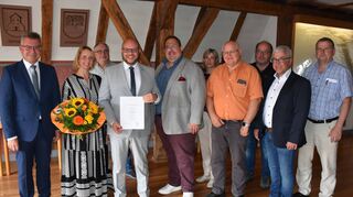Bürgermeister Meikel Dörr (Vierter von links) ist seit 25 Jahren im öffentlichen Dienst tätig. Dieses Jubiläum feierte er mit seiner Frau Kathrin, Landrat Dr. Achim Brötel, Stadtrat Fabian Berger sowie den Amtsleitern der Stadtverwaltung und den Geschäftsführern der Stadtwerke und des Gemeindeverwaltungsverbands Hardheim Walldürn.
