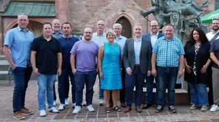 Diese Kandidaten hat der Gemeinderat in ihre Ämter gewählt. Das Bild zeigt sie mit Bürgermeister und Beigeordnetem (von links): Alexander Leix (Ortsvorsteher Waldhausen), Jochen Kraus (Ortsvorsteher Einbach), Harald Genzwürker (erster stellvertretender Bürgermeister), Tobias Koller (Ortsvorsteher Oberneudorf), Simon Krämer (stellvertretender Ortsvorsteher Bödigheim), Manfred Röckel (zweiter stellvertretender Bürgermeister), Regina Schüßler (Ortsvorsteherin Hainstadt), Martin Heyder (Ortsvorsteher Bödigheim), Kai-Christopher Rösch (Ortsvorsteher Götzingen), Stefan Lehrer (Ortsvorsteher Rinschheim), Norbert Meixner (Ortsvorsteher Hettigenbeuern), Melanie Haag (dritte stellvertretende Bürgermeisterin), Beigeordneter Benjamin Laber, Rico Vogel (Ortsvorsteher Unterneudorf), Esther Vaskó (Ortsvorsteherin Eberstadt), Markus Dosch (vierter stellvertretender Bürgermeister) und Bürgermeister Roland Burger. Die Ortsvorsteher von Stürzenhardt und Hollerbach fehlten. Sie werden in der nächsten Sitzung verpflichtet.