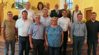 Führ ihr langjähriges ehrenamtliches kommunalpolitisches Engagement ehrte Freudenberges Bürgermeister Roger Henning (hinten, Dritter von rechts)zahlreiche Mandatsträger. Dank zollte diesen auch Altbürgermeister Heinz Hofmann (hinten, Zweiter von rechts).