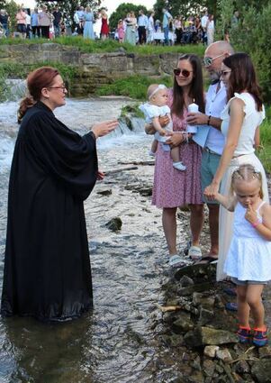 Pfarrerin Heike Kuhn taufte Kinder am Tauberwehr in Dittigheim.