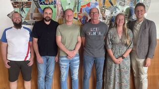 Der neue Ortschaftsrat mit den Mitgliedern Timo Hofmann, Paul Eckert, Pascal Hack, Ortsvorsteher Harald Honeck und Jana Elleser sowie Ahorns Bürgermeister Benjamin Czernin.