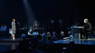 Der gesamte, über 240 Minuten lange Film spielt sich in einer einem Gerichtssaal nachempfundenen Rauminstallation ab.