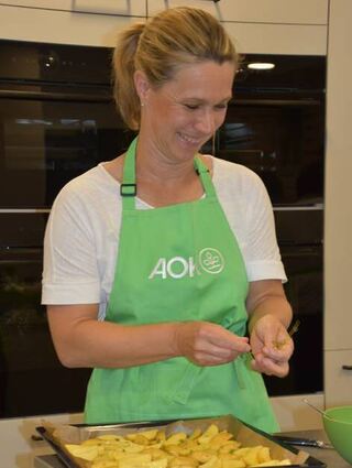 Ernährungsfachkraft Heike Max bereitet Thymiankartoffeln zu.