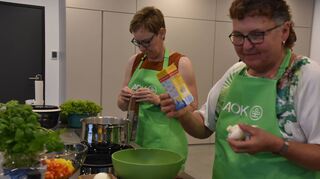 Eifrig gekocht wurde in der Lehrküche der AOK Heilbronn-Franken in Künzelsau unter dem Motto „Essen nach Jahreszeiten – Sommerküche“.