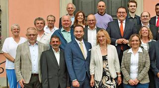 Der neue Gemeinderat der Stadt Weikersheim: Ein „Spiegelbild der vielfältigen Stadtgesellschaft“, so der Bürgermeister in der festlichen konstituierenden Sitzung am Dienstagabend.