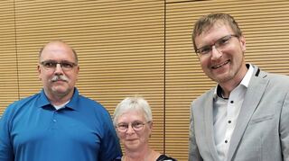 Jürgen Schwägerl wurde als neues Gemeinderatsmitglied vereidigt und Maria Höfling als neue Brunntaler Ortsvorsteherin durch Werbachs Bürgermeister Georg Wyrwoll (rechts) verpflichtet.