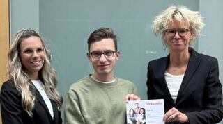 Jessica Ulrich (von links), Oliver Lux und Direktorin Anja Herkert.