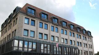 Blauer Himmel, aber auch graue Wolken über dem Bad Mergentheimer Rathaus: Der Finanzbericht liefert ein gemischtes Ergebnis.