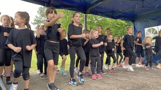 Kein Glück mit dem Wetter hatten die Hainstadter mit ihrem Fest auf der Wiese neben der Pfarrscheuer. Zeitweise vertrieb der Regen die Besucher. Die Mini- und Kindergarde der Fastnachtsgesellschaft „Heeschter Berkediebe“ ließ sich bei ihrem Tanz dadurch aber nicht beirren.