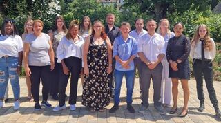 Die Absolventinnen und Absolventen der Altenpflegehilfe mit ihrer Klassenlehrerin Sabine Aupperle (Mitte) sind im Bild links zu sehen. Rechts die Absolventinnen und Absolventen der generalistischen Pflegeausbildung mit ihrer Klassenlehrerin Sarah Rodrigues (rechts).