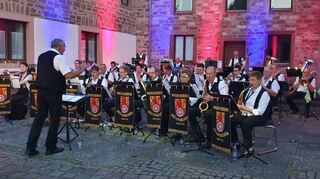 Das Orchester des Musikvereins Hochhausen bei der Sommer-Serenade im Grünauer Hof.