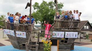 Ein Ständchen auf dem Piratenschiff „Welzmeralda“ gab es für die scheidende Schulleiterin Ulrike Münkel.