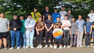 Die Absolventen des AVdual der ZGB, ihre Klassenlehrer und der Fachabteilungsleiter, Studienrat Uwe Pfeifer.