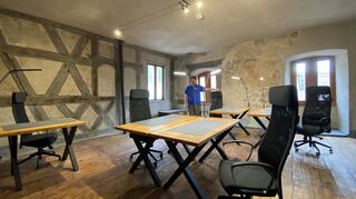Arbeitsplätze im historischen Ambiente. Wer will, kann hier einen Schreibtisch mieten.