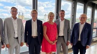 Neuer Vorstand: Das Bild zeigt (von links) den Vorsitzenden der Lebenshilfe Benjamin Czernin, den neuen Stiftungsvorstand mit dem Geschäftsführer Marco Schneider und den Vorständen Dr. Berthold Wöppel, Katrin Löbbecke und Peter Vogel sowie den scheidenden Stiftungsvorsitzenden Edmund Brenner.