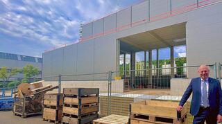 „Wir glauben an den Standort Tauberbischofsheim“: Weinig-CEO Gregor Baumbusch vor der Baustelle für das neue Logistik- und Fertigungszentrum.