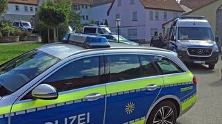 Eine Razzia mit starken Kräften am Wohnort des Angeklagten. Hierbei wurde nicht nur Diebesgut in größerem Umfang gesichert...