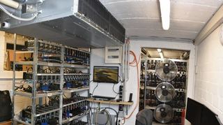 In einem Serverraum (hier ein Symbolbild) soll der Angeklagte mit insgesamt bis zu 22 Rechnern Bitcoin Bitcoin geschürft haben - mit illegal abgezweigtem Strom