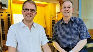Bezirkskantor Carsten Wiedemann-Hohl wechselt nach Deggendorf. Professor Carsten Klomp (rechts) wird in Wertheim sein Nachfolger.