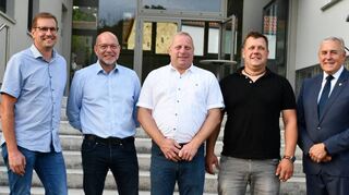 Die Ortsvorsteher (von links) Alexander Schiefermeyer (Kützbrunn), Steffen Moninger (Krensheim), Wolfgang Haun (Hausen) und Christian Kuhn (Zimmern) mit Bürgermeister Joachim Markert. Es fehlt Albrecht Kraft (Paimar).