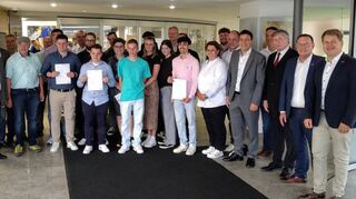 Die Jung-Gesellen mit Handwerkskammer-Präsident Klaus Hofmann (Zweiter von links), Prüfungsvorsitzendem Arno Kleim (Dritter von links), Gastgeber Sparkassen-Direktor Martin Graser (Fünfter von links), Innungs-Obermeister Thomas Häfner (Sechster von links) und Geschäftsführerin Sibylle Brauch (Achte von links).