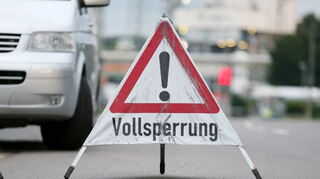 Auf der A 3 bei Weibersbrunn (Landkreis Aschaffenburg) ereignete sich am Donnerstagnachmittag ein Verkehrsunfall mit drei beteiligten Fahrzeugen. Zwei Pkw-Fahrer verletzten sich hierbei leicht. Für die Dauer der Unfallaufnahme war die Autobahn voll gesperrt. (Symbolbild)