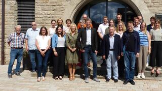 Der Auswahlausschuss Regionalentwicklung Hohenlohe-Tauber vor dem Rathaus in Igersheim.