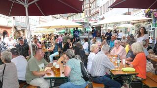 Auch wenn Oberbürgermeister Markus Herrera Torrez beim Bieranstich zu kräftig ans Werk ging, konnten Katharina Flegler, Carmen Saalmüller, der OB und Christian Meier, Inhaber der Spessart-Brauerei dennoch anstoßen.
