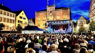 Der Tauberbischofsheimer Marktplatz bot die passende Kulisse für die Aufführung der Festspieloper Prag.