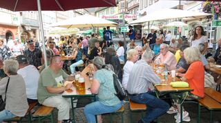 Am Freitagabend war kaum noch ein Plätzchen frei auf dem Marktplatz. Während dessen schenkte OB Markus Herrera Torrez im Wagen der SG Rambo Bier aus – als Ersatz für den misslungenen Bieranstich.
