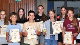 Die ausgezeichneten Mathematiker (von links) mit Oberstudienrätin Esther Huber, Hannah Storkenmaier, Tizian Rode, Jakob Herold, Pia Hörner, Finja Mergl, Paula Lippert, Sophie Duda, Greta Joachim und Marie Meyer.