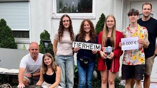 Schüler und Schülerinnen der Pater-Alois-Grimm-Scghule aus Külsheim übergaben dem Tierheim in Wertheim den Erlös aus dem Spendenlauf von 8000 Euro.
