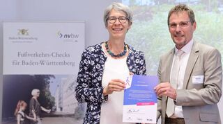 Fußverkehrs-Check: Im Rahmen der landesweiten Auftaktveranstaltung in Stuttgart überreichte die Staatssekretärin im Verkehrsministerium, Elke Zimmer MdL, die Teilnahme-Urkunde an Bürgermeister Jürgen Galm.