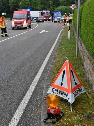 Der Unfall ereignete sich gegenüber des Friedhofs, nahe der B 19-Abzweigung nach Würzburg.