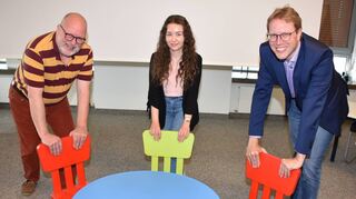 Der Fachbereichsleiter „Bildung, Kultur und Tourismus“ bei der Stadt Bad Mergentheim, Kersten Hahn (rechts), und der Sachgebietsleiter „Kinderbetreuung“, Andreas Berns (links), standen für das FN-Gespräch zur Verfügung. Mit auf dem Bild Adelina Beciri vom Sachgebiet.