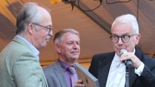 Seine Durchlaucht Andreas Fürst zu Leiningen zeigte sich seines kulturellen Erbes bewusst und outete sich als Fan des jährlichen Schlosskonzerts und der Frankfurter Sinfoniker, die er kurzerhand mit Übergabe der Urkunde an Orchesterleiter Volker Christ zum „Fürstlich Leining’schen Schlossorchester Waldleiningen“ erhob.