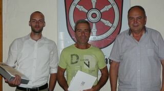 Die Geehrten (von links): Jochen Schaller und Manfred Glattbach mit Ortsvorsteher Clemens Walz (rechts).