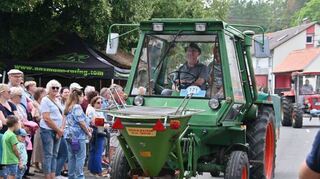 Groß war das Interesse der Menschen an der großen Old- und Youngtimer-Parade anlässlich des Dorffestes „Unter den Linden“ in Paimar.