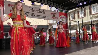 Drei Tage lang wurde beim Wertheimer Altstadtfest gefeiert. Am Sonntag lockten gutes Wetter und ein abwechslungsreiches Programm wieder viele Gäste in die Altstadt. Auf der Marktplatzbühne gab es unter anderem orientalische Tänze.