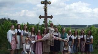 Zahlreiche Weinköniginnen aus der Umgebung waren zur Krönung von Annabel Füger beim Weinfest in Külsheim gekommen und ließen sie hochleben. Weinprinzessin wurde Mathilda Hamann (stehend, Fünfte von rechts).