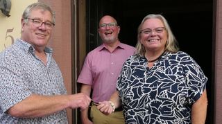 Margarete Schmidt aus Rauenberg ist die erste Ortsvorsteherin eines Freudenberger Ortsteils seit der Eingemeindung vor 52 Jahren. Nach der Wahl übergab ihr Vorgänger Siegbert Weis (links) an sie symbolisch den Rathausschlüssel. Gratulationen gab es auch von Bürgermeister Roger Henning.