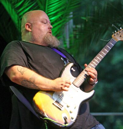 Andreas Kümmert lässt seine Stratocaster wimmern, jaulen und schreien.