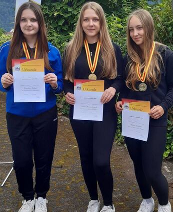 Sie waren für den TSV Marbach im 3-Stellungskampf in der Jugendklasse erfolgreich (von links): Carolin Gabel, Lara Baumbusch und Alina Grimm.