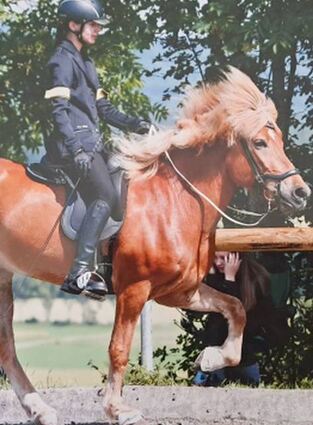 Josefine Fleuchaus erreichte mit Öngull vom Wiedenhof in ihrer ersten Tölt-Prüfung T6 den dritten Platz.