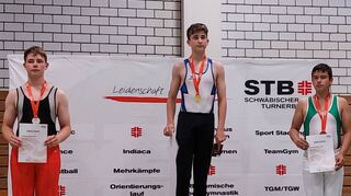Fabian Pahl (Bildmitte) vom TSV Markelsheim wurde erneut Landessieger im Mehrkampf des Schwäbischen Turnerbundes. Bereits im Vorjahr hatte er diesen Wettbewerb für sich entschieden.