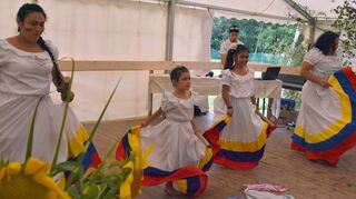 Die Familientanzgruppe „Mandueo“, zu der auch die Vorsitzenden des Gemischten Chores, Elli Wegmann, gehört, brachte venezuelischen Tanz auf die Bühne im Creglinger Teilort Münster.