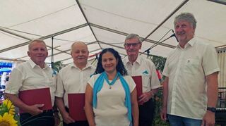 Ehrungen beim Gemischten Chor Münster: Unser Bild zeigt von links Dieter Pfeffer (50 Jahre), Kurt Thomas (50 Jahre), Vorsitzende Elisabeth Wegmann, Wilhelm Gerlinger (60 Jahre) und den Vorsitzenden des Hohenloher Sängergaus, Oliver Paul.